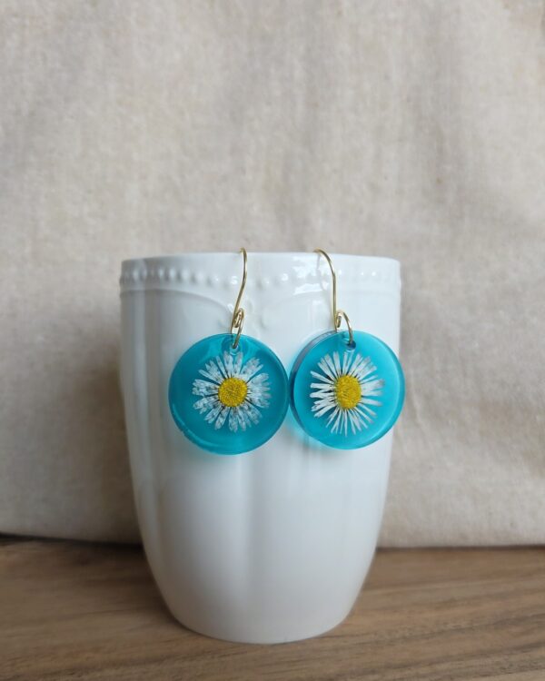 naušnice od epoksi smole s tratinčicom